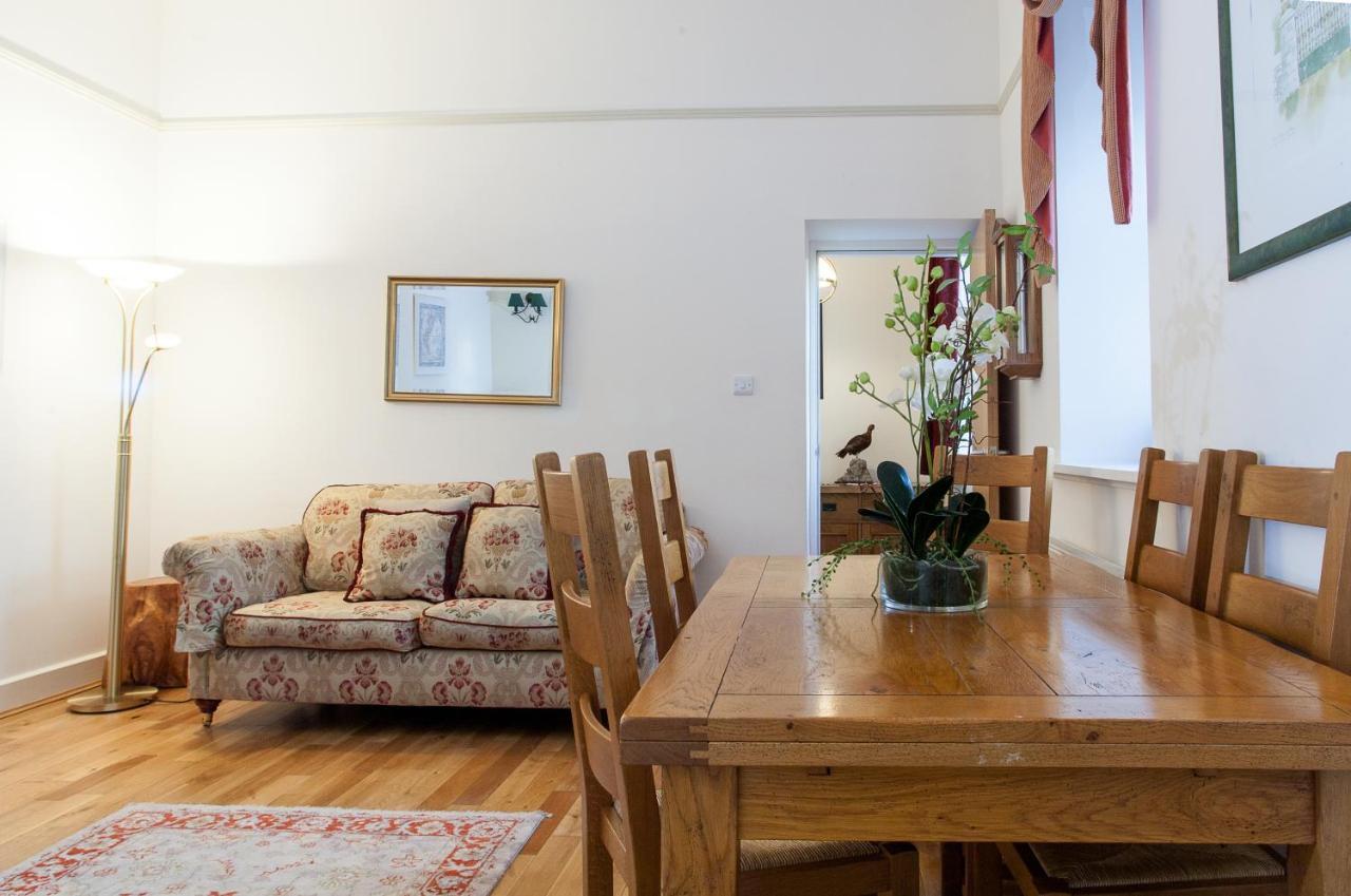 Loch Ness Moat House Apartments Fort Augustus Exterior photo